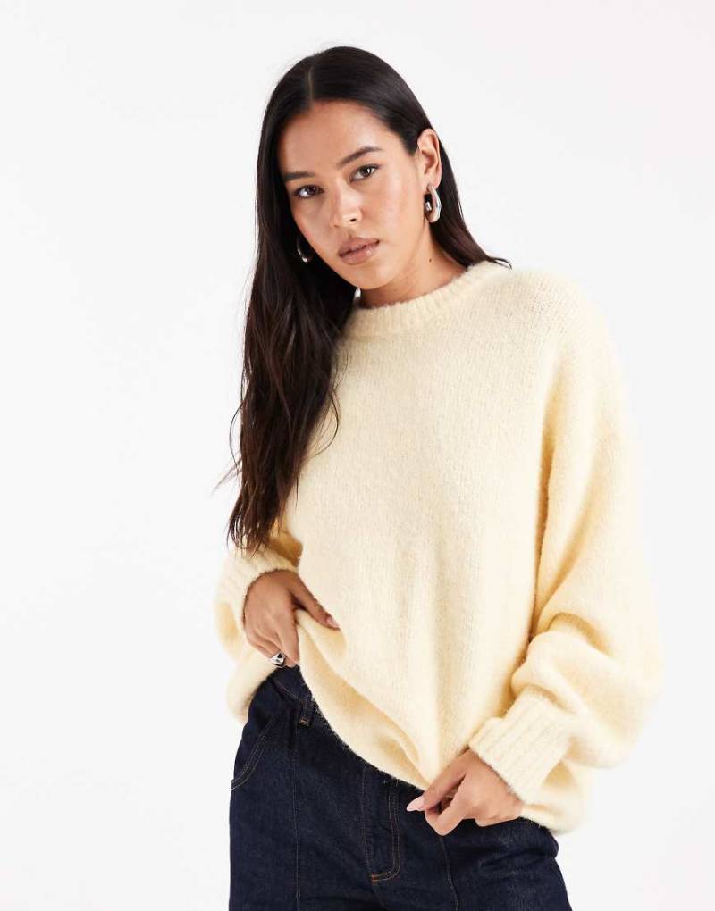 ASOS DESIGN - Flauschiger Oversize-Pullover in Buttermilchgelb mit Rundhalsausschnitt und Kokon-Ärmel von ASOS DESIGN