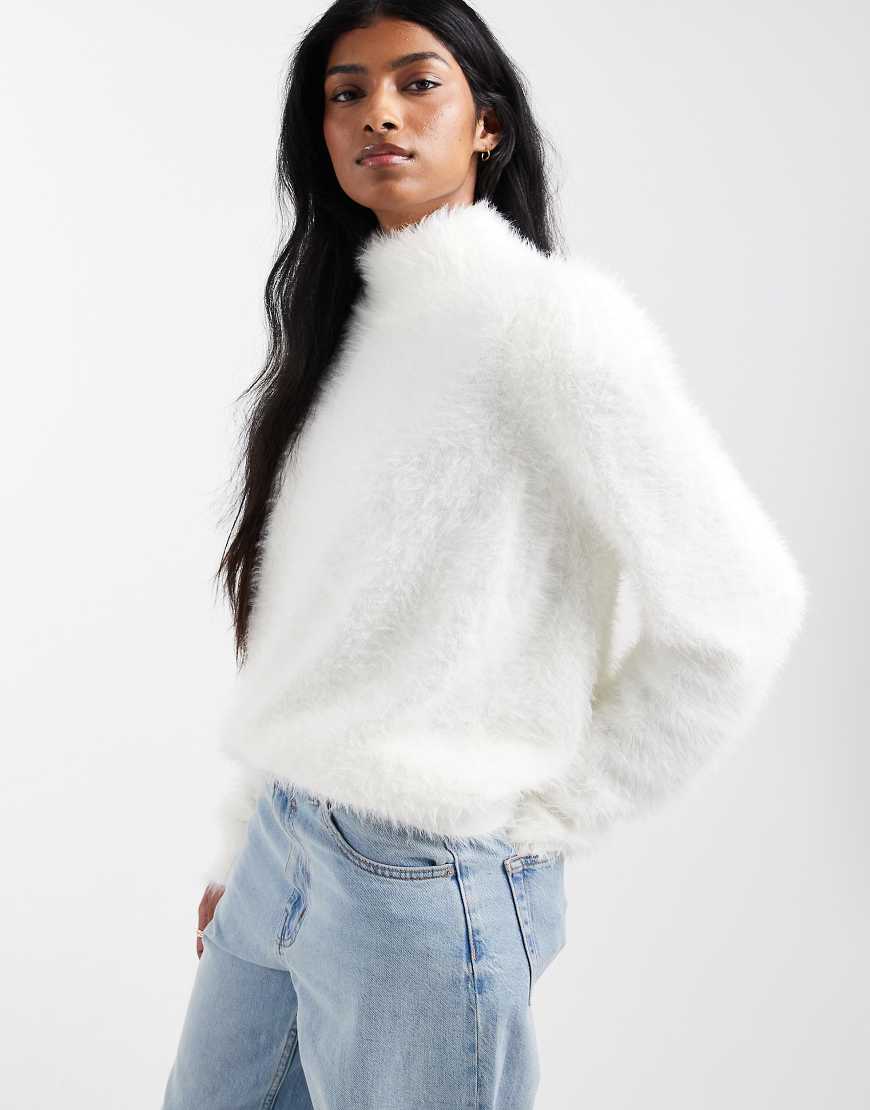 ASOS DESIGN - Flauschiger Oversize-Pullover in Creme mit hohem Kragen und markanten Ärmeln-Weiß von ASOS DESIGN