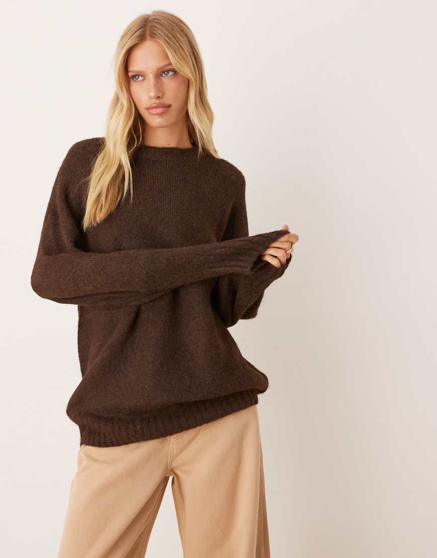 ASOS DESIGN - Flauschiger Oversize-Pullover in Schokobraun mit Rundhalsausschnitt und Kokon-Ärmel-Brown von ASOS DESIGN