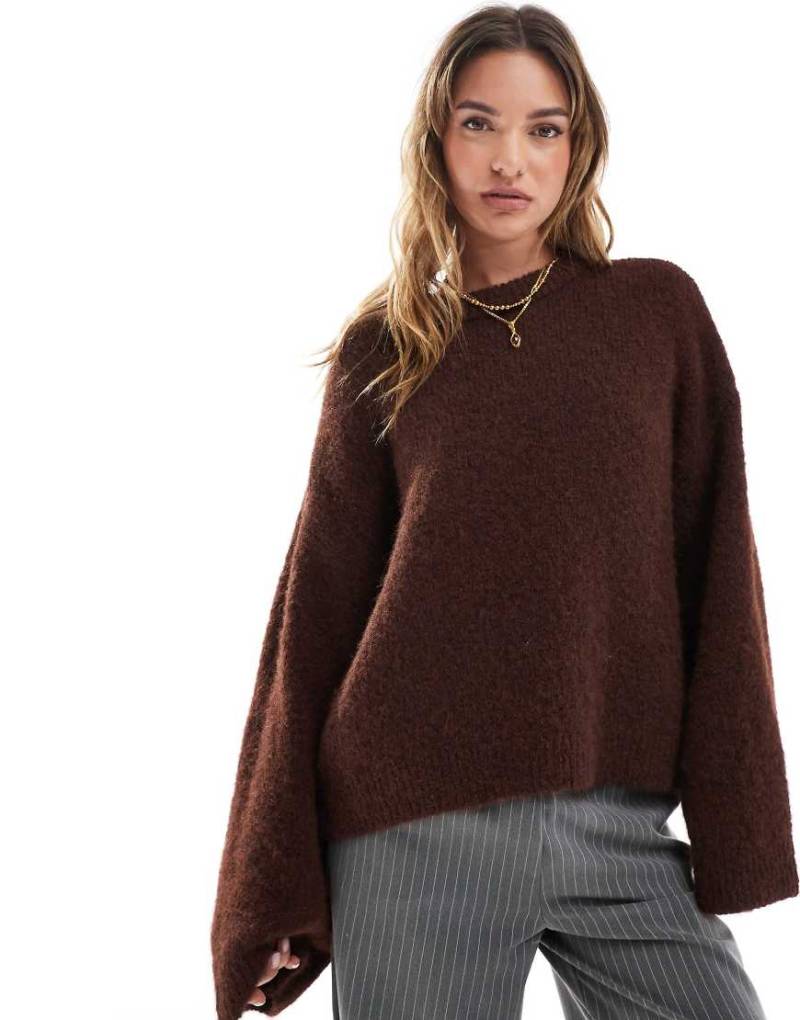 ASOS DESIGN - Flauschiger Oversize-Pullover in Schokobraun mit weiten Ärmeln von ASOS DESIGN