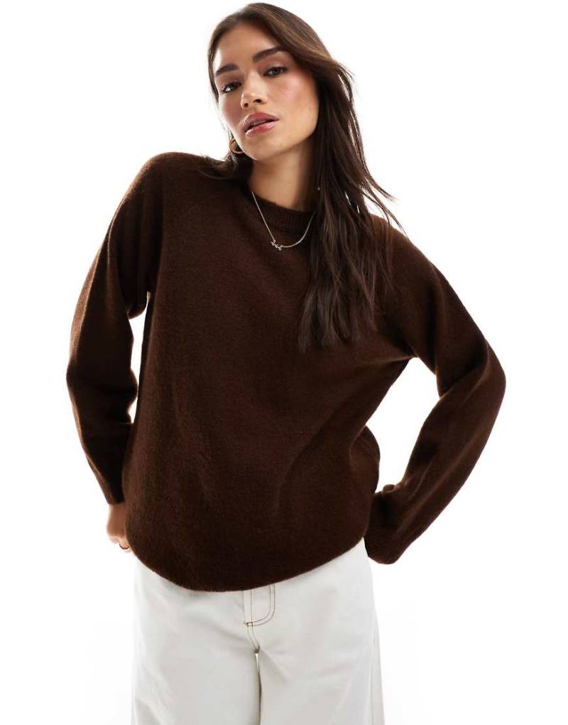 ASOS DESIGN - Flauschiger Oversize-Pullover in Schokobraun von ASOS DESIGN