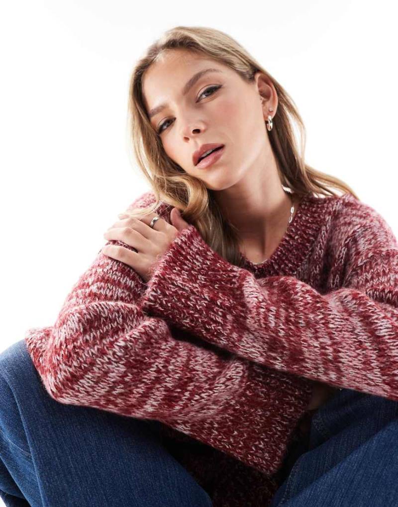 ASOS DESIGN - Flauschiger Oversize-Strickpullover in Burgunderrot mit Fleckenmuster und V-Ausschnitt von ASOS DESIGN