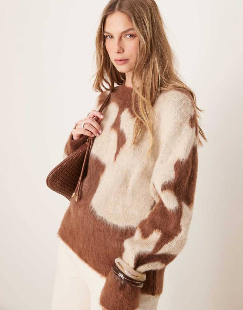 ASOS DESIGN - Flauschiger Oversize-Strickpullover mit Animal-Print-Bunt von ASOS DESIGN
