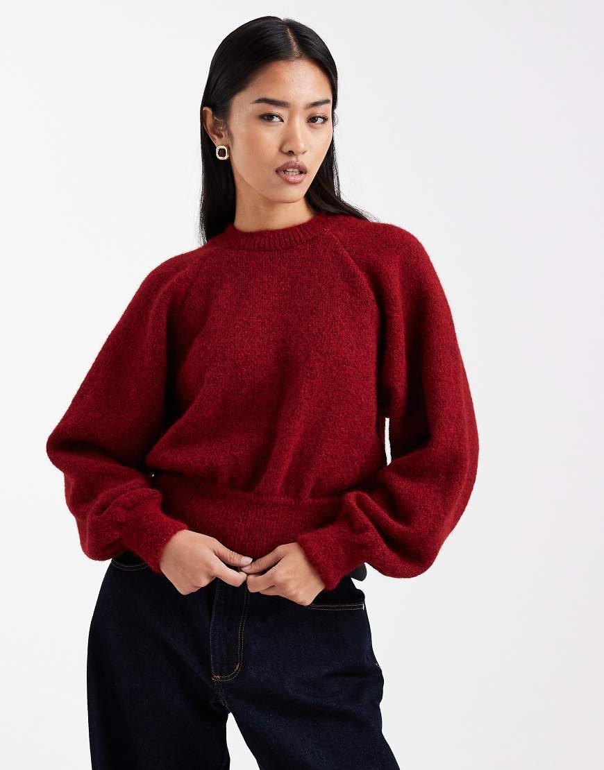 ASOS DESIGN - Flauschiger Pullover in Dunkelrot mit Raglan-Detail und Rundhalsausschnitt von ASOS DESIGN