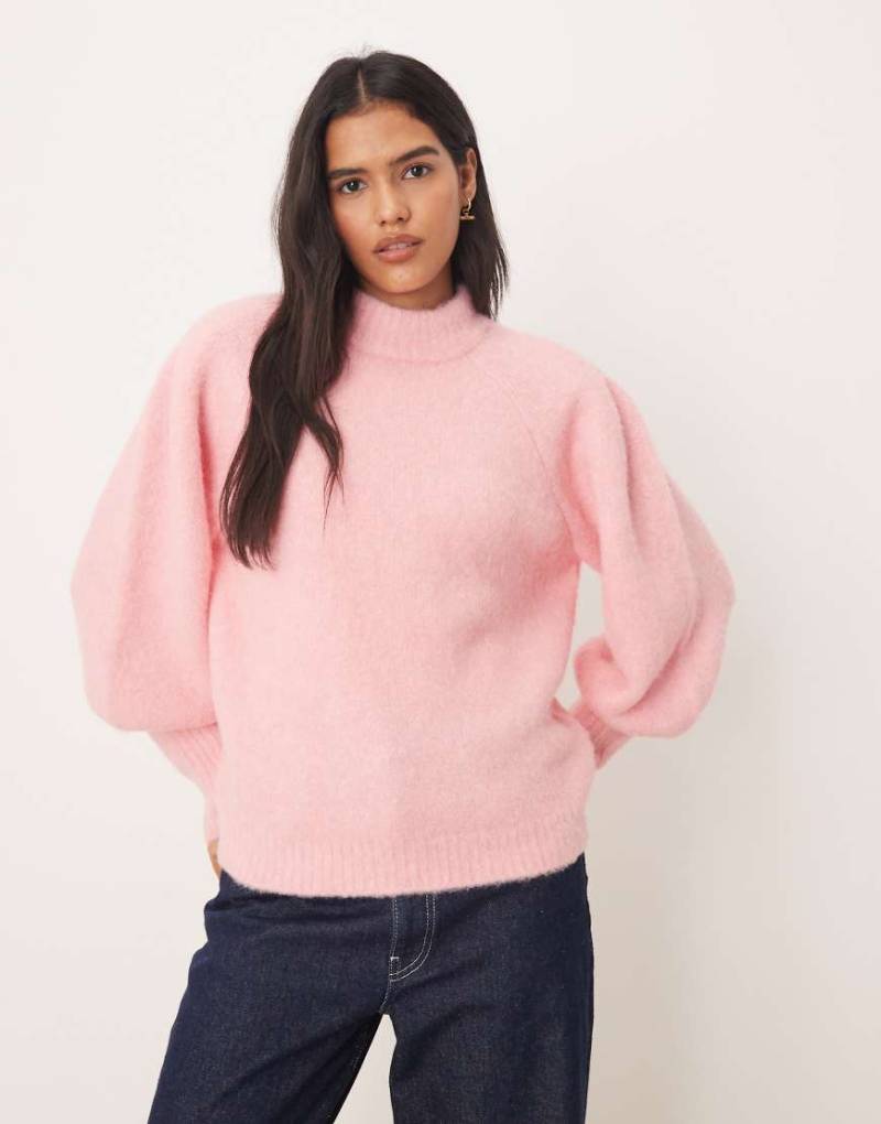 ASOS DESIGN - Flauschiger Pullover in Rosa mit hohem Ausschnitt von ASOS DESIGN