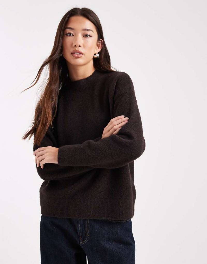 ASOS DESIGN - Flauschiger Pullover in Schokoladenbraun mit hohem Rundhalsausschnitt-Brown ASOS DESIGN - Flauschiger Pullover in Schokoladenbraun mit hohem Rundhalsausschnitt-Brown von ASOS DESIGN