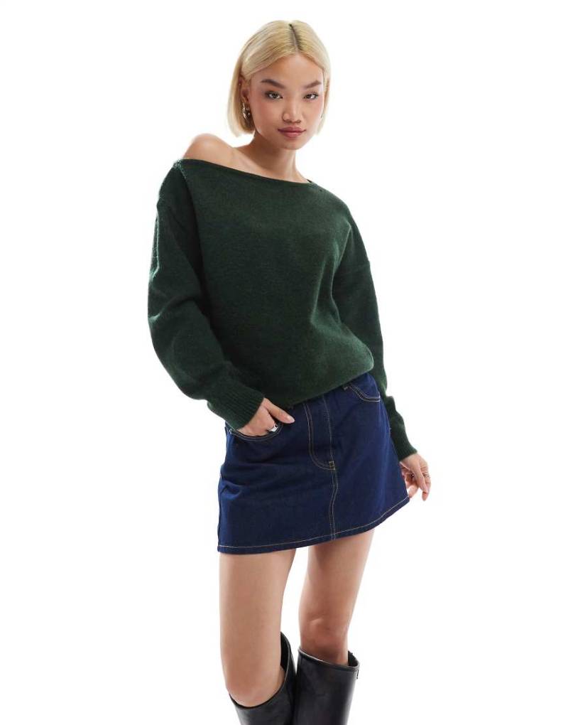 ASOS DESIGN - Flauschiger Pullover in Tannengrün mit One-Shoulder-Träger von ASOS DESIGN