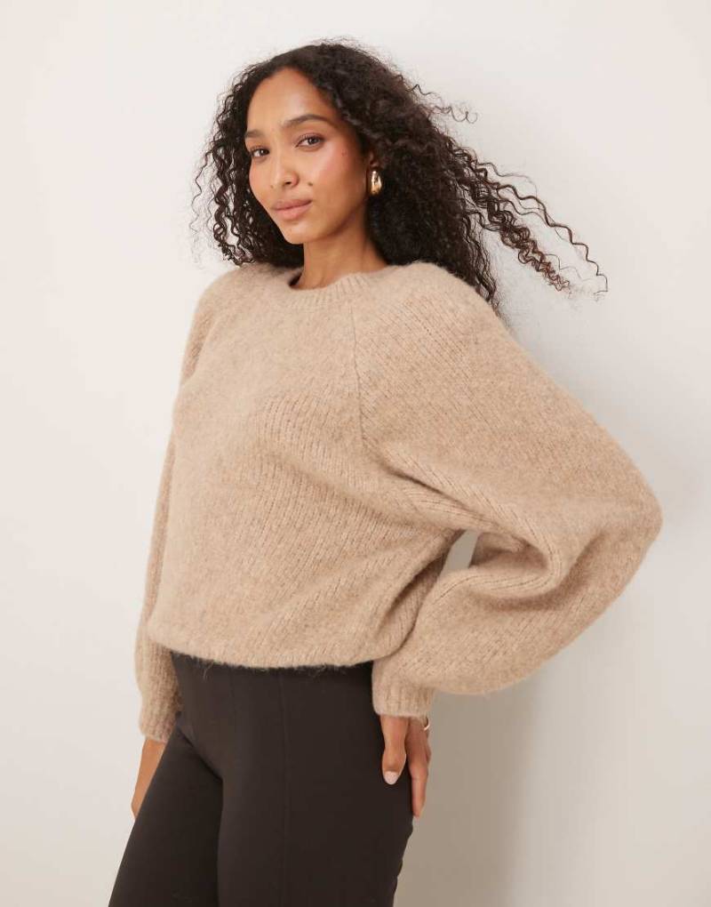 ASOS DESIGN - Flauschiger Raglan-Pullover in Beige mit Blousonärmeln-Neutral von ASOS DESIGN