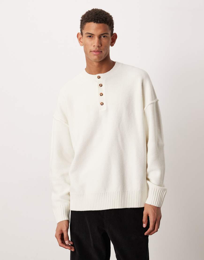 ASOS DESIGN - Flauschiger Relaxed-Fit-Strickpullover in Ecru mit Henley-Kragen-Grau von ASOS DESIGN