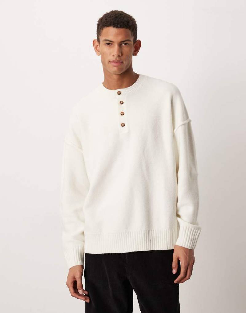 ASOS DESIGN - Flauschiger Relaxed-Fit-Strickpullover in Ecru mit Henley-Kragen-Grau von ASOS DESIGN