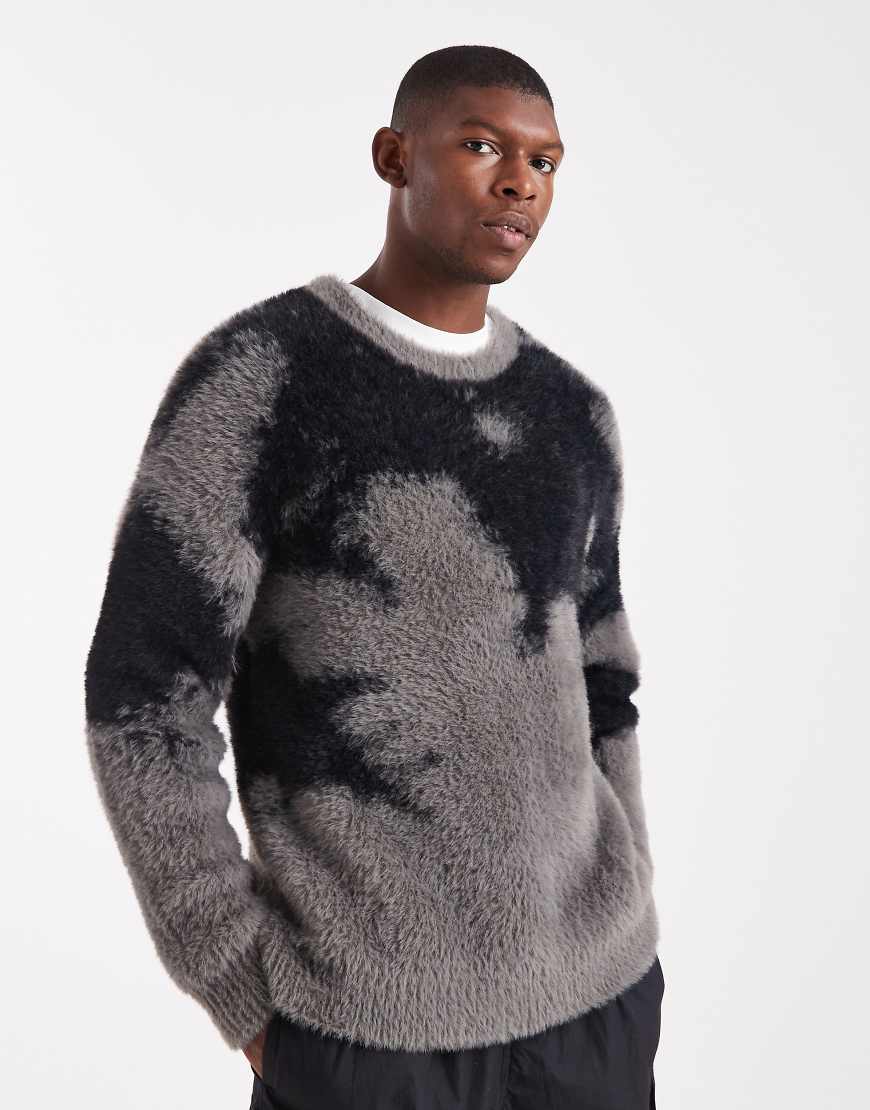 ASOS DESIGN - Flauschiger Relaxed-Fit-Strickpullover mit abstraktem Muster in Schwarz und Grau von ASOS DESIGN