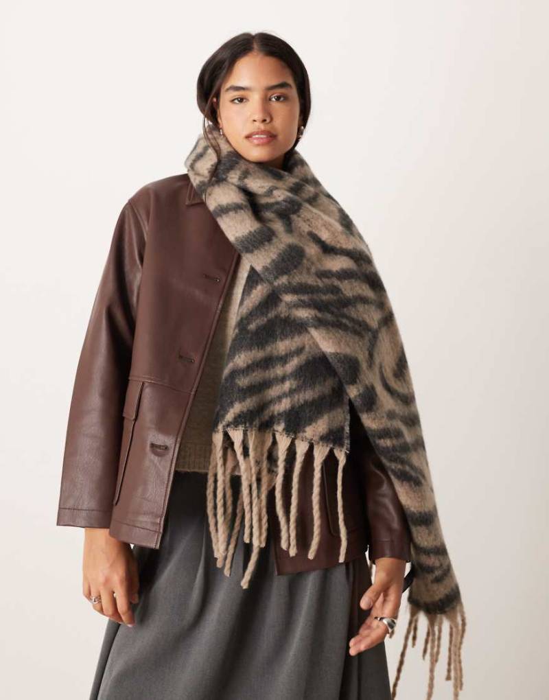 ASOS DESIGN - Flauschiger Schal aus Webstoff mit Zebramuster-Bunt ASOS DESIGN - Flauschiger Schal aus Webstoff mit Zebramuster-Bunt von ASOS DESIGN