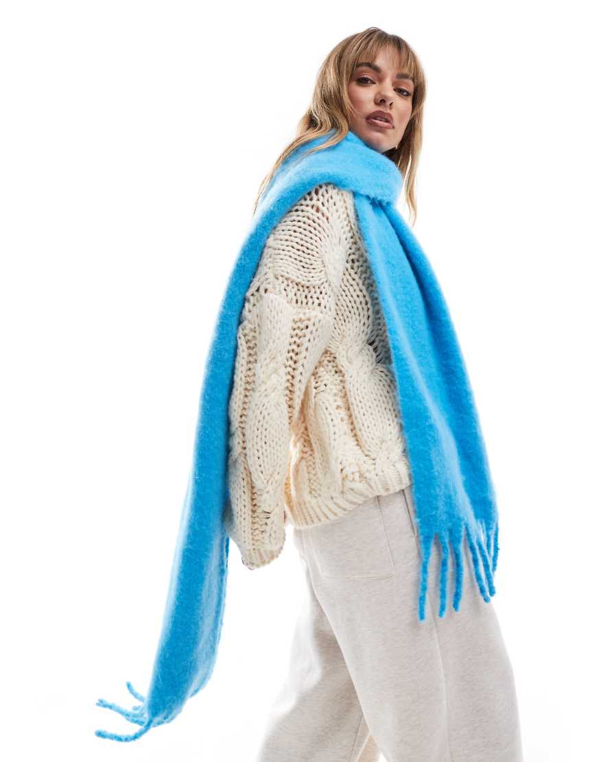 ASOS DESIGN - Flauschiger Schal mit Fransen in leuchtendem Blau von ASOS DESIGN