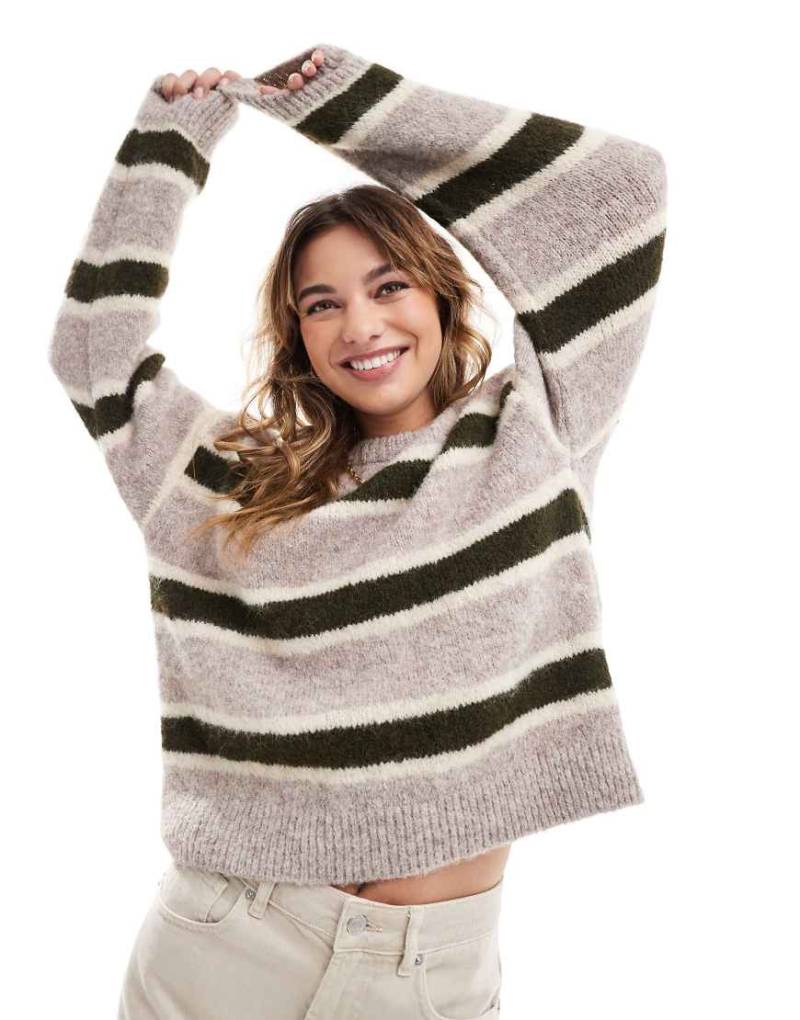 ASOS DESIGN - Flauschiger Strickpullover aus Wollmischung in Grün gestreift von ASOS DESIGN