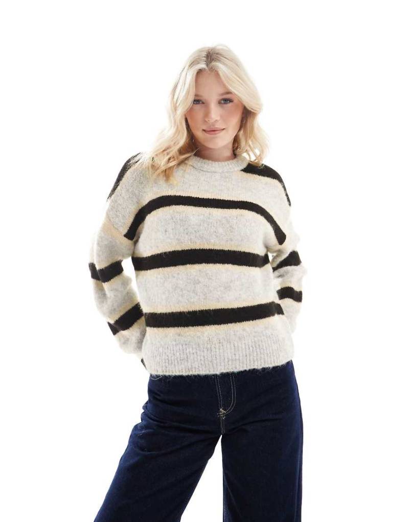 ASOS DESIGN - Flauschiger Strickpullover aus Wollmischung in Schwarz gestreift-Bunt von ASOS DESIGN