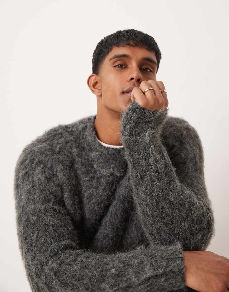 ASOS DESIGN - Flauschiger Strickpullover in Anthrazit-Grau von ASOS DESIGN