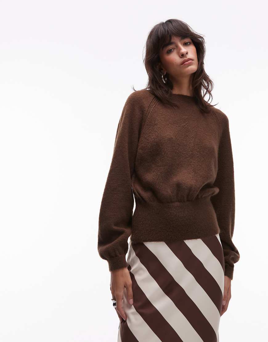 ASOS DESIGN - Flauschiger Strickpullover in Braun mit tailliertem Schnitt-Brown ASOS DESIGN - Flauschiger Strickpullover in Braun mit tailliertem Schnitt-Brown von ASOS DESIGN