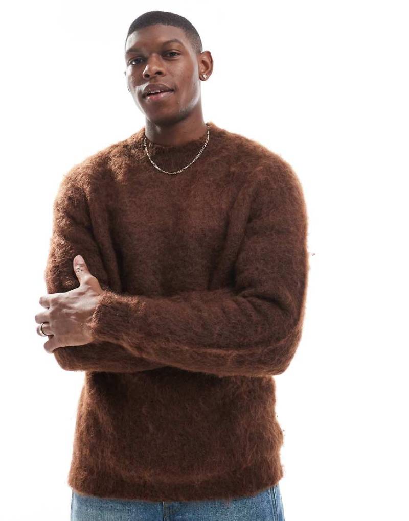 ASOS DESIGN - Flauschiger Strickpullover in Braun von ASOS DESIGN