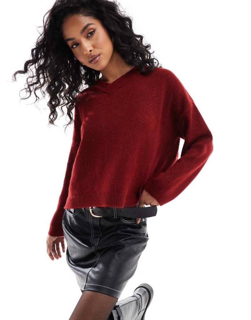 ASOS DESIGN - Flauschiger Strickpullover in Burgunderrot mit V-Ausschnitt von ASOS DESIGN