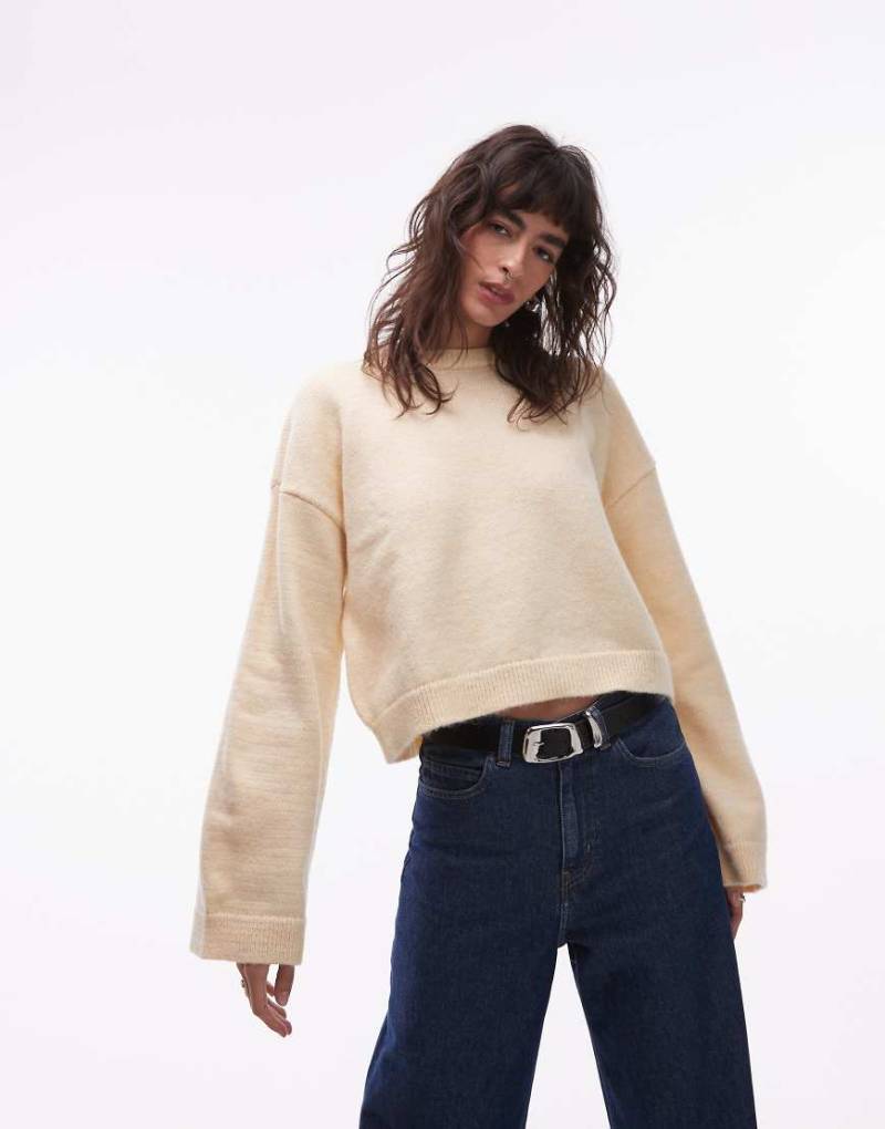 ASOS DESIGN - Flauschiger Strickpullover in Buttergelb mit weiten Ärmeln von ASOS DESIGN