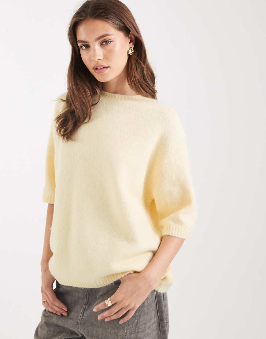ASOS DESIGN - Flauschiger Strickpullover in Buttermilchgelb mit Rundhalsausschnitt und T-Shirt-Schnitt von ASOS DESIGN