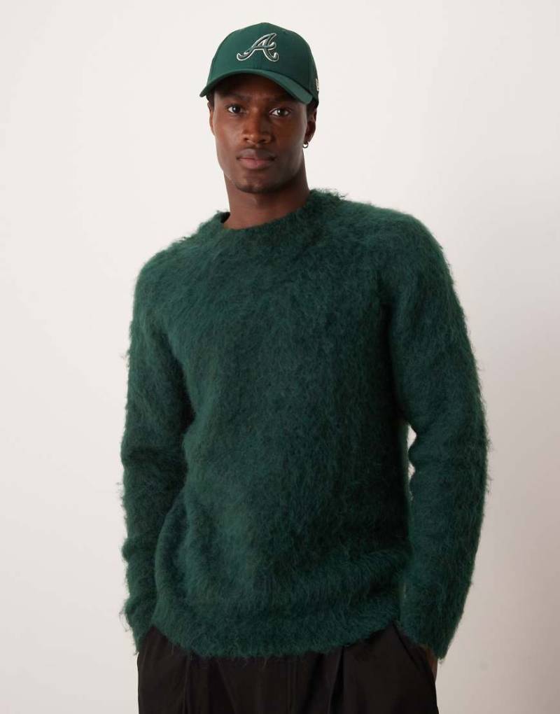 ASOS DESIGN - Flauschiger Strickpullover in Dunkelgrün von ASOS DESIGN