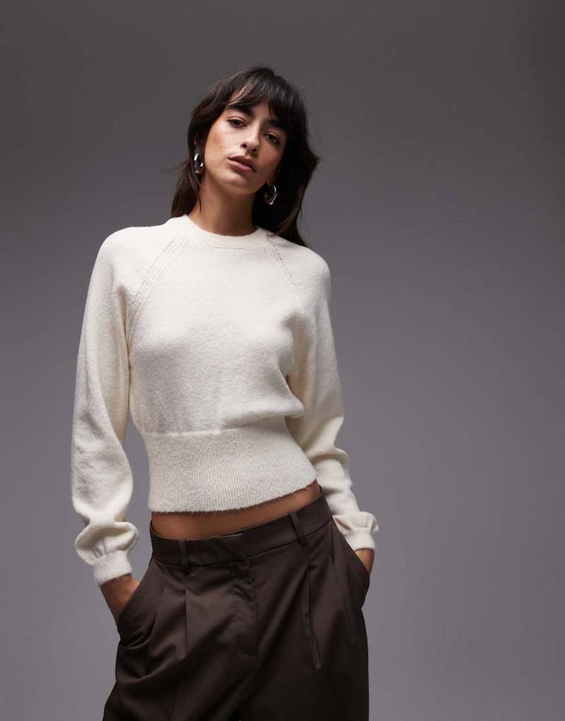 ASOS DESIGN - Flauschiger Strickpullover in Ecru mit tailliertem Schnitt-Weiß von ASOS DESIGN