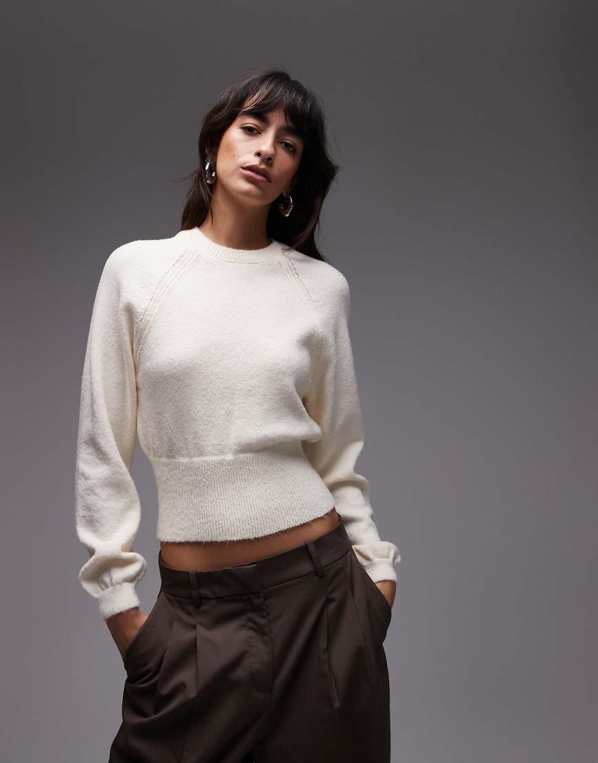 ASOS DESIGN - Flauschiger Strickpullover in Ecru mit tailliertem Schnitt-Weiß ASOS DESIGN - Flauschiger Strickpullover in Ecru mit tailliertem Schnitt-Weiß von ASOS DESIGN