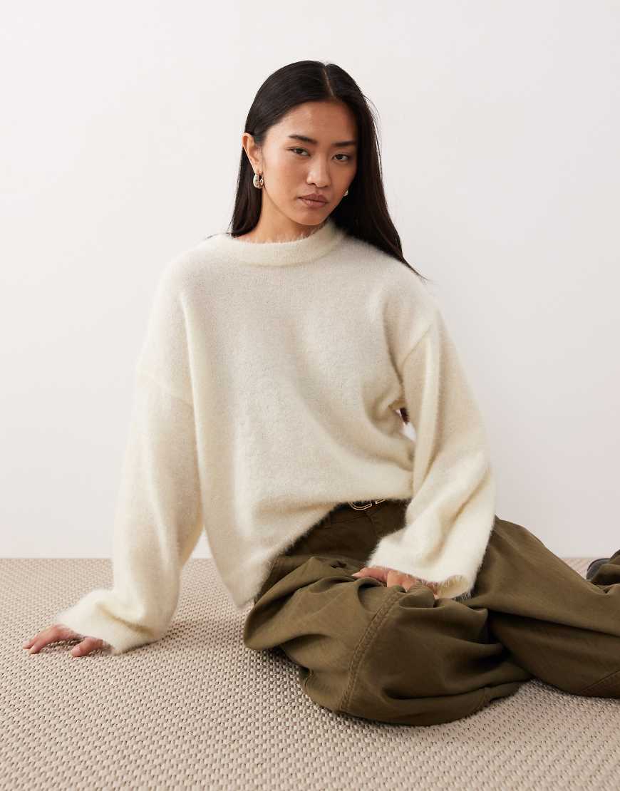 ASOS DESIGN - Flauschiger Strickpullover in Ecru mit weiten Ärmeln-Weiß von ASOS DESIGN