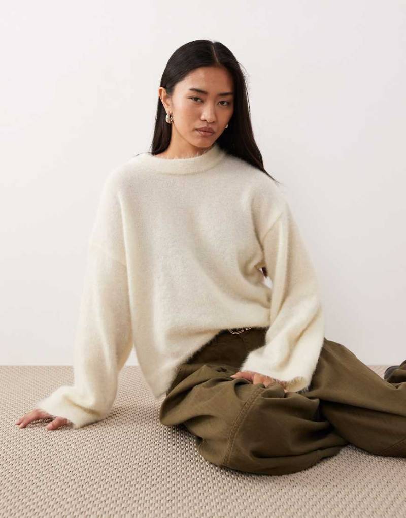 ASOS DESIGN - Flauschiger Strickpullover in Ecru mit weiten Ärmeln-Weiß von ASOS DESIGN