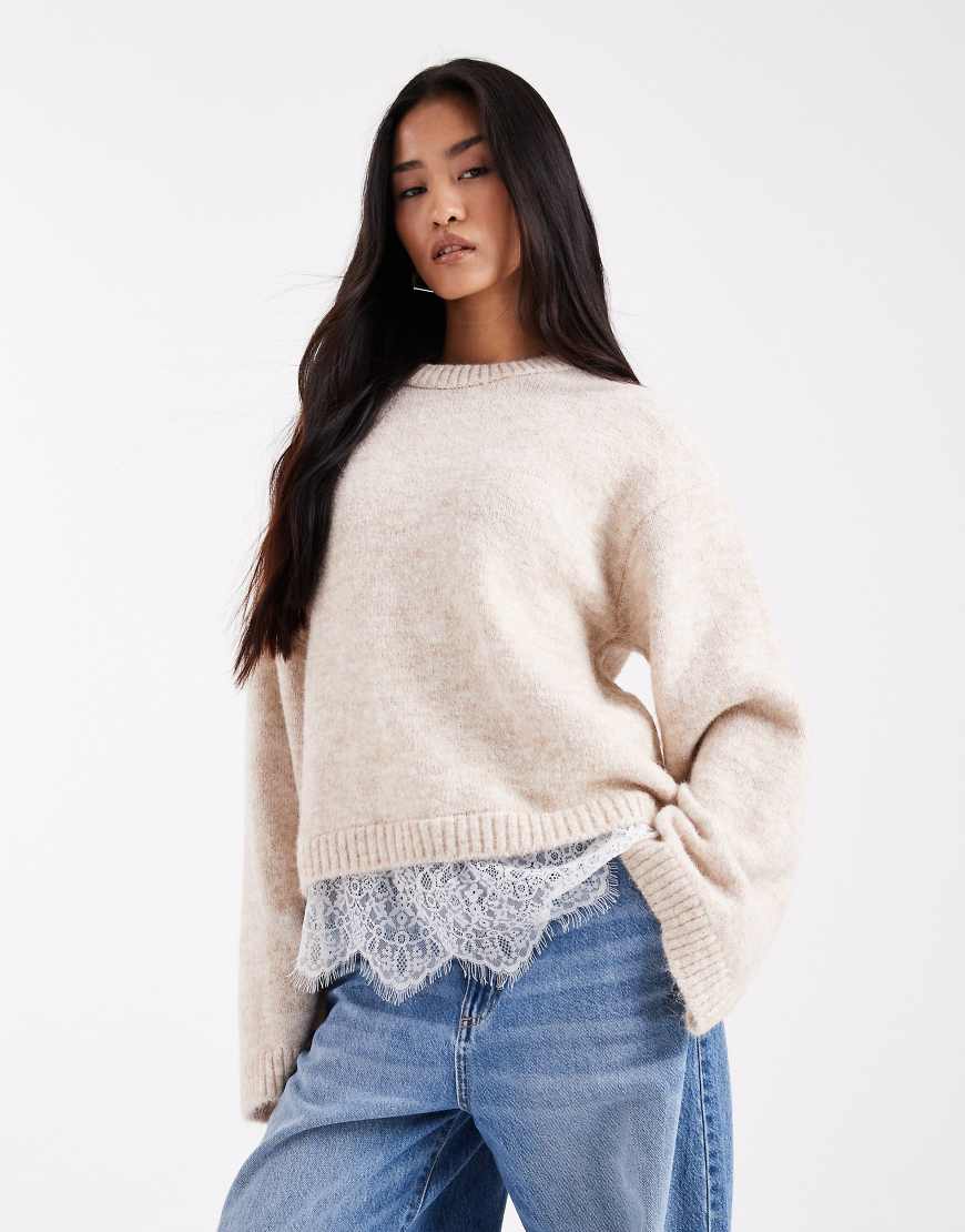 ASOS DESIGN - Flauschiger Strickpullover in Ecru mit weiten Ärmeln und Spitzensaum-Weiß von ASOS DESIGN