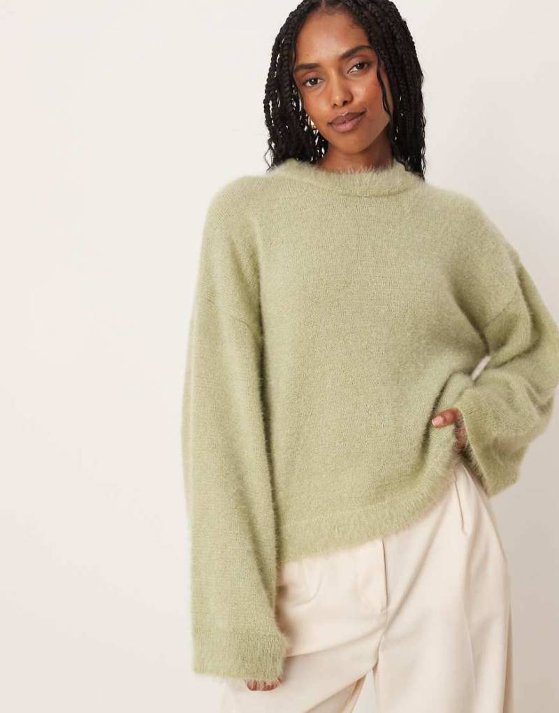 ASOS DESIGN - Flauschiger Strickpullover in Grün mit weiten Ärmeln von ASOS DESIGN