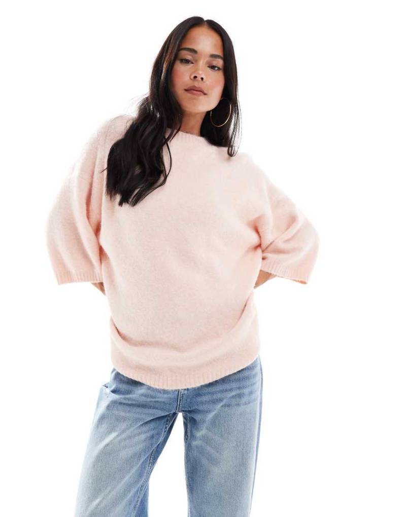 ASOS DESIGN - Flauschiger Strickpullover in Hellrosa mit Rundhalsausschnitt und T-Shirt-Schnitt von ASOS DESIGN