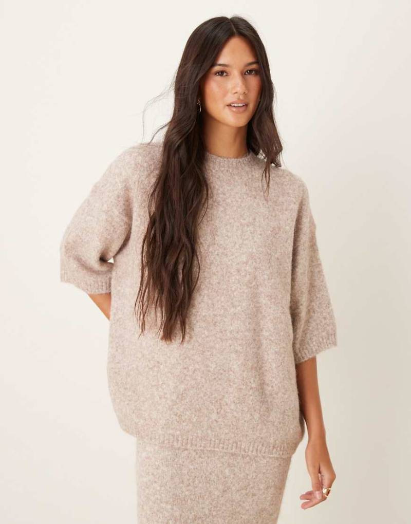 ASOS DESIGN - Flauschiger Strickpullover in Pilzbeige mit Rundhalsausschnitt und T-Shirt-Schnitt-Neutral von ASOS DESIGN