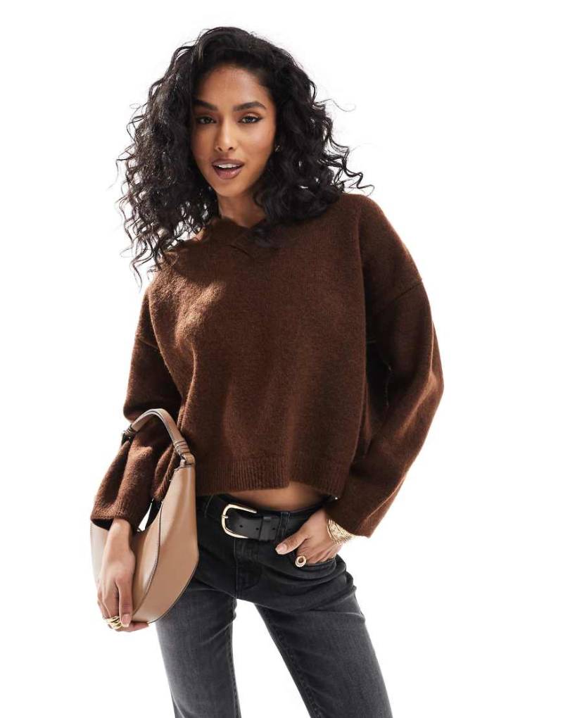 ASOS DESIGN - Flauschiger Strickpullover in Schokobraun mit V-Ausschnitt von ASOS DESIGN