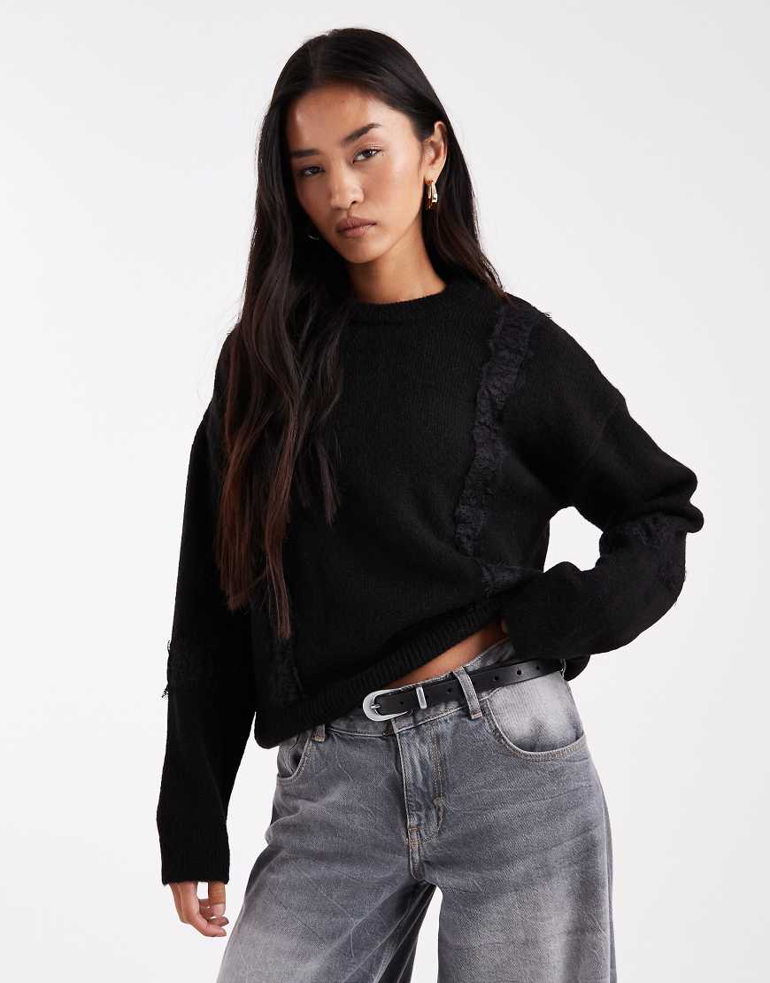 ASOS DESIGN - Flauschiger Strickpullover in Schwarz mit weiten Ärmeln und Spitze von ASOS DESIGN