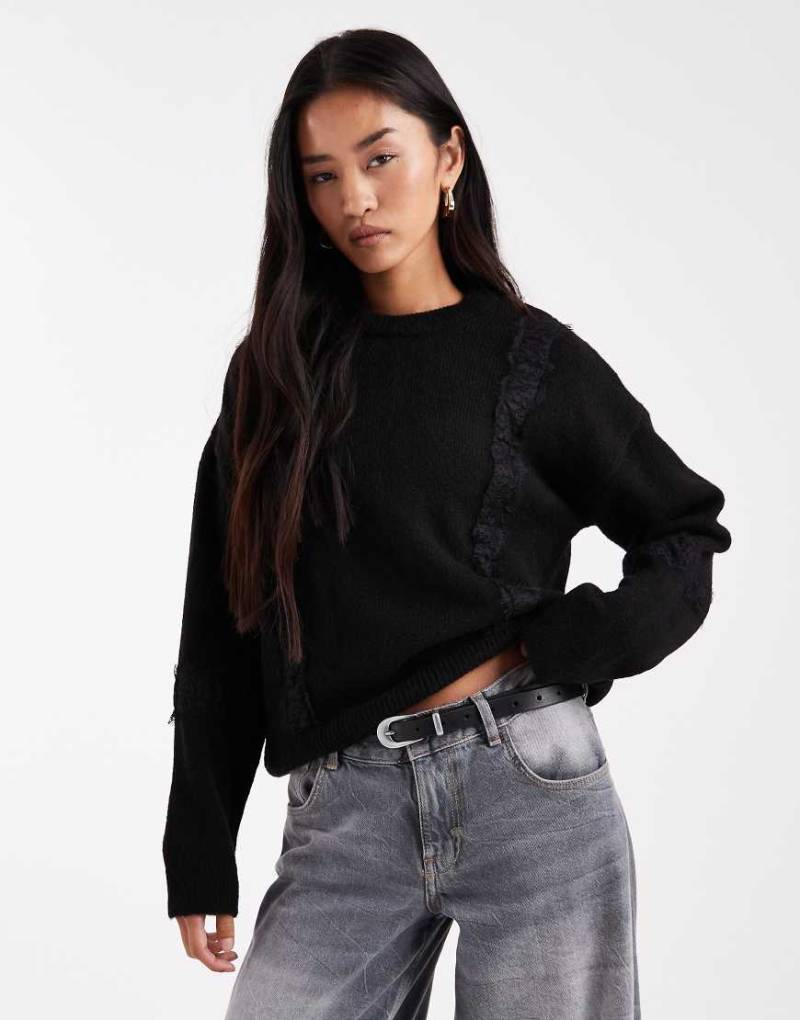 ASOS DESIGN - Flauschiger Strickpullover in Schwarz mit weiten Ärmeln und Spitze von ASOS DESIGN