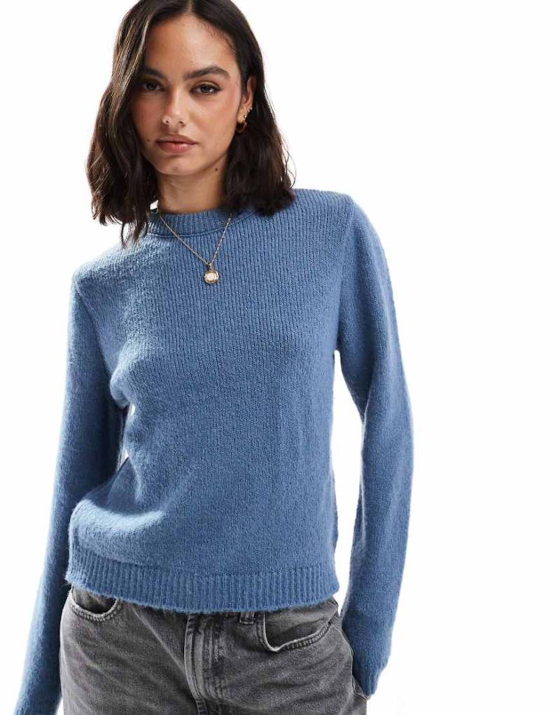 ASOS DESIGN - Flauschiger Strickpullover in Staubblau von ASOS DESIGN
