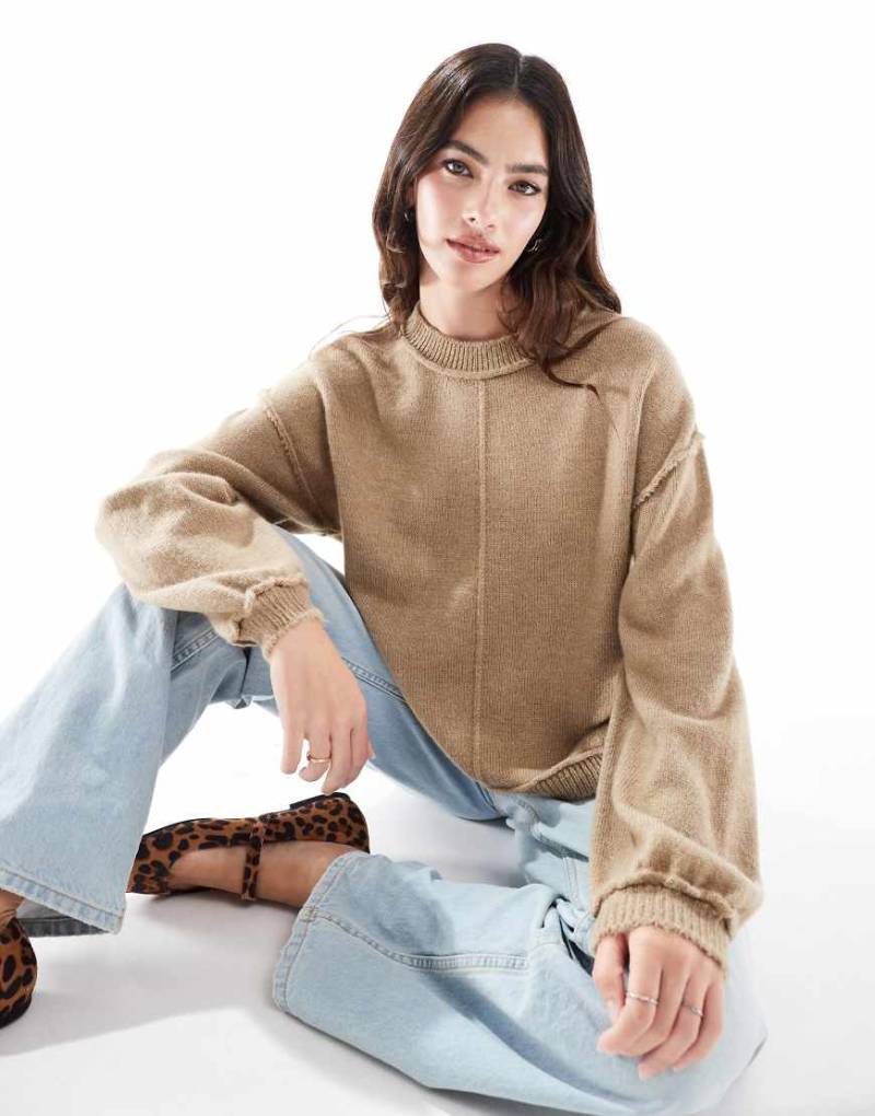ASOS DESIGN - Flauschiger Strickpullover in Taupe mit sichtbarer Ziernaht-Braun von ASOS DESIGN
