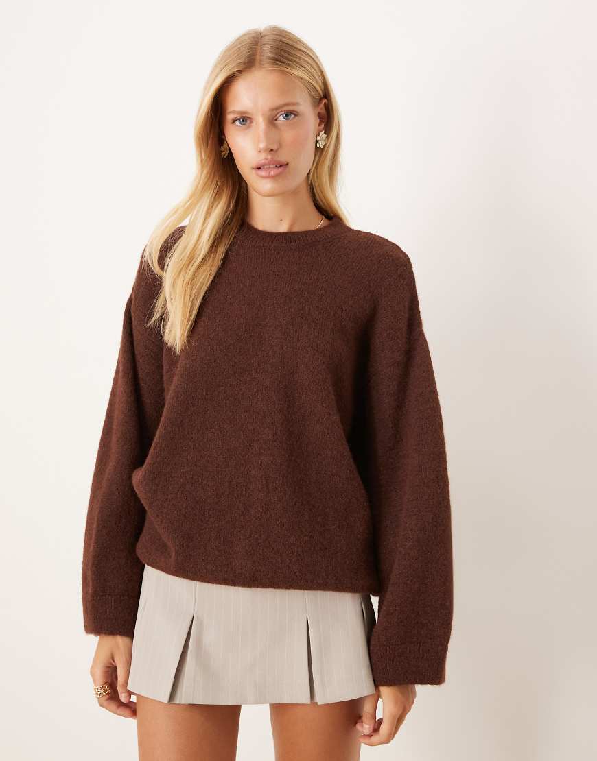 ASOS DESIGN - Flauschiger Strickpullover in Wolloptik in Braun mit weiten Ärmeln-Rot von ASOS DESIGN