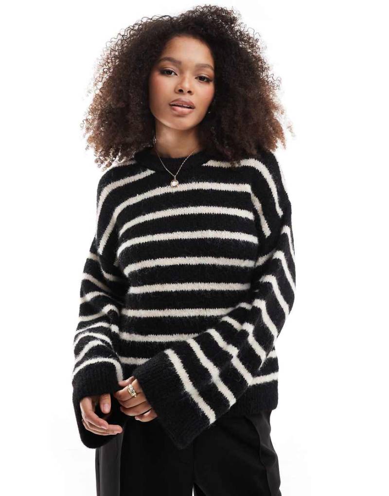 ASOS DESIGN - Flauschiger Strickpullover in Wolloptik in Schwarz und Weiß gestreift mit weiten Ärmeln-Bunt von ASOS DESIGN