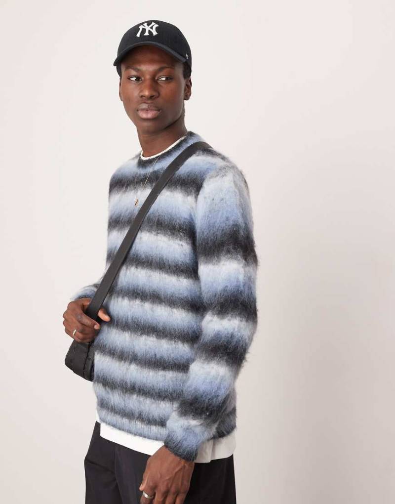 ASOS DESIGN - Flauschiger Strickpullover in gestreiftem Blau mit lockerem Schnitt von ASOS DESIGN