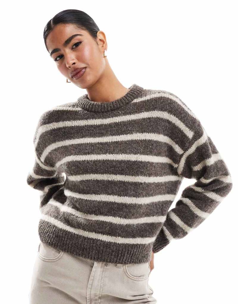 ASOS DESIGN - Flauschiger Strickpullover in gestreiftem Braun-Bunt von ASOS DESIGN