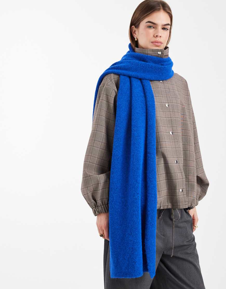 ASOS DESIGN - Flauschiger Strickschal in Kobaltblau mit Wollanteil-Lila von ASOS DESIGN