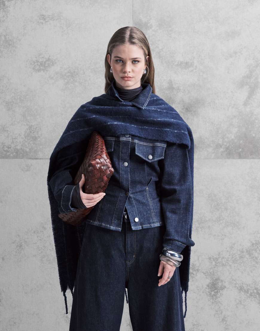 ASOS DESIGN - Flauschiger gewebter Schal mit Streifenmuster in Navy und Grau-Bunt von ASOS DESIGN