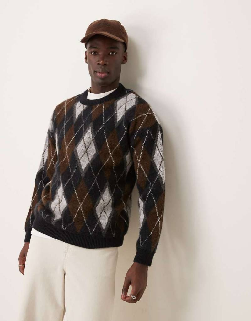 ASOS DESIGN - Flauschiger lockerer Strickpullover mit Rautenmuster in Grau und Rundhalsausschnitt von ASOS DESIGN