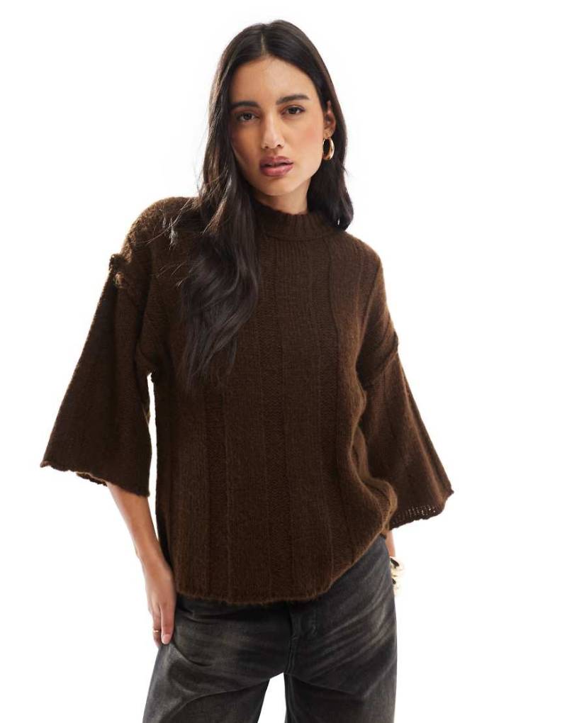 ASOS DESIGN - Flauschiges, geripptes Strick-T-Shirt in Schokobraun von ASOS DESIGN