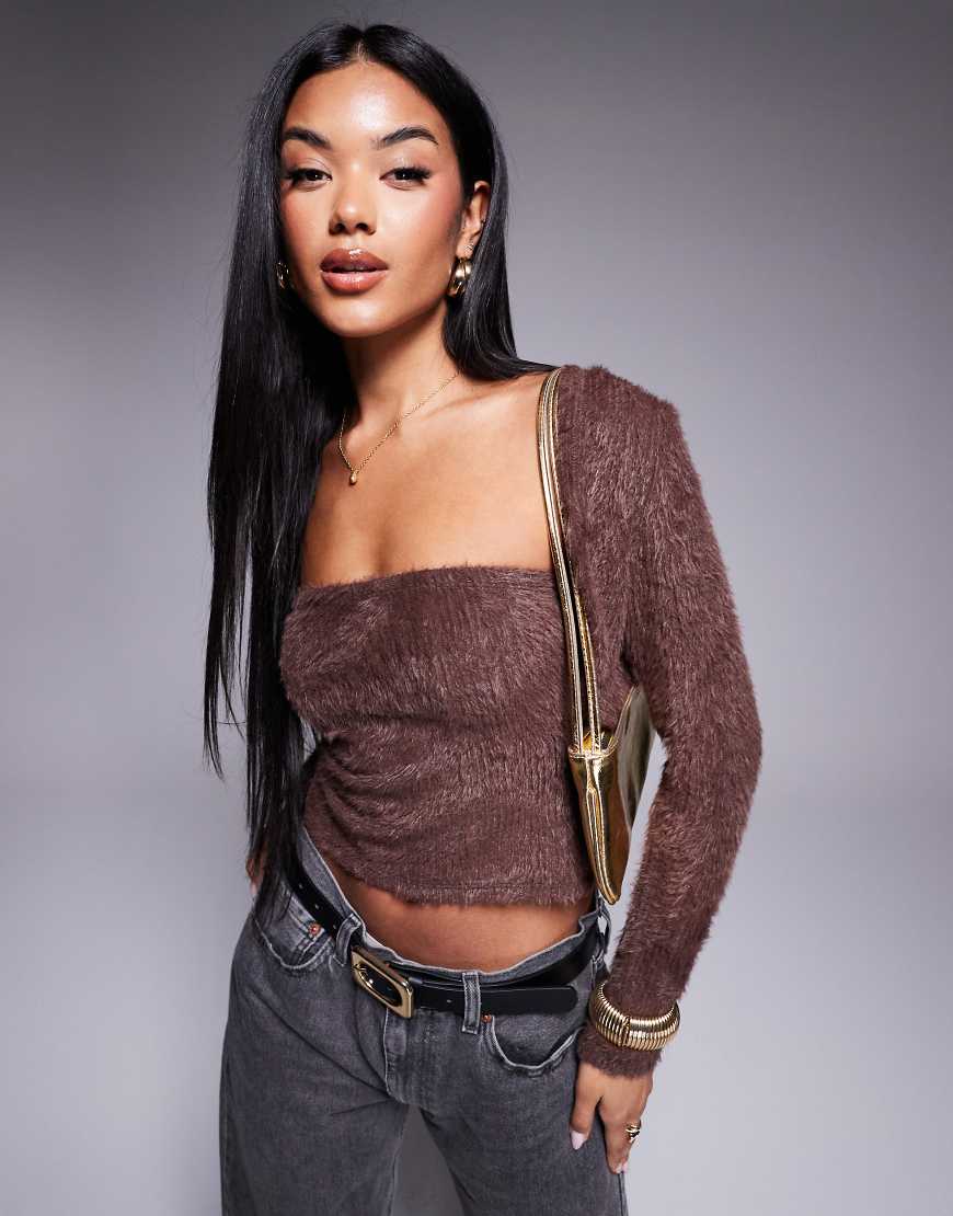 ASOS DESIGN - Flauschiges Bandeau-Top in Schokobraun mit langärmeliger Strickjacke ASOS DESIGN - Flauschiges Bandeau-Top in Schokobraun mit langärmeliger Strickjacke von ASOS DESIGN