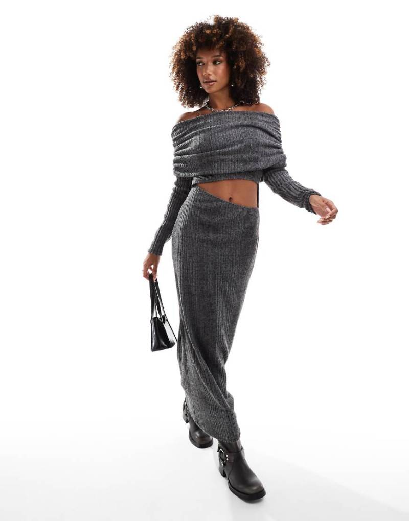 ASOS DESIGN - Flauschiges Bardot-Midaxikleid aus Rippstrick in Anthrazit meliert-Grau von ASOS DESIGN