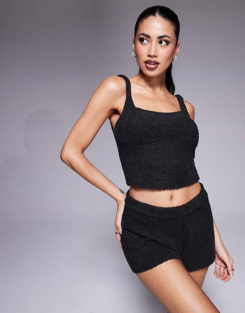 ASOS DESIGN - Flauschiges Lounge-Trägertop in Schwarz von ASOS DESIGN